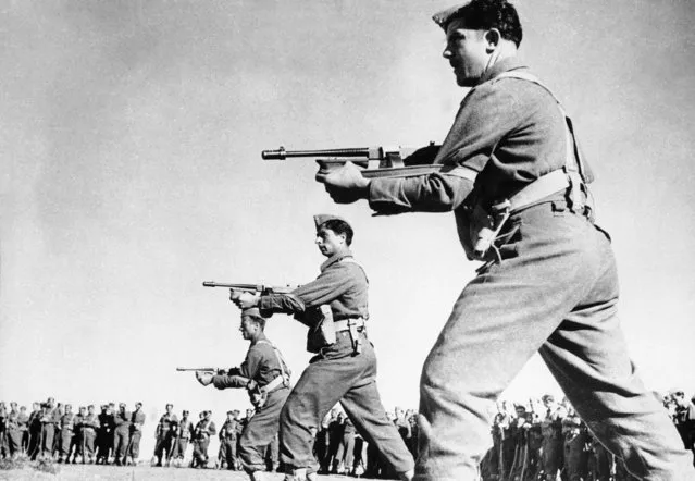 These soldiers practicing a charge with Tommy guns, are members of a New Greek army now in training with the British Army in the Middle East, Libya on May 4, 1942. The army is composed of men who fought against the Italians in Greece, others who escaped from their homeland after the Nazi occupation and Greek residents of the Middle East. They are commanded by their own officers. (Photo by AP Photo)