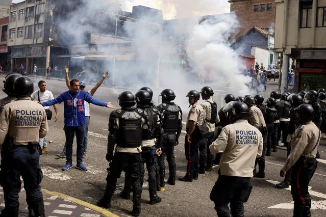 Riot police clash with protesters during a rally demanding a referendum to remove Venezuela's President Nicolas Maduro in San Cristobal, Venezuela November 3, 2016. (Photo by Carlos Eduardo Ramirez/Reuters)