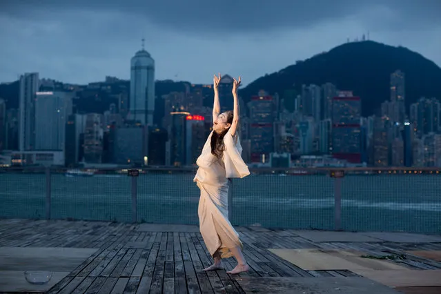 Japanese artist Eiko Otake performs “A Body in Hong Kong” in Hong Kong, China, December 11, 2015. Otake's work explores the relationship between performance and everyday life by interspersing herself amongst the general populace, who are often caught unawares by her intimate and engaging gestures. (Photo by Jerome Favre/EPA)