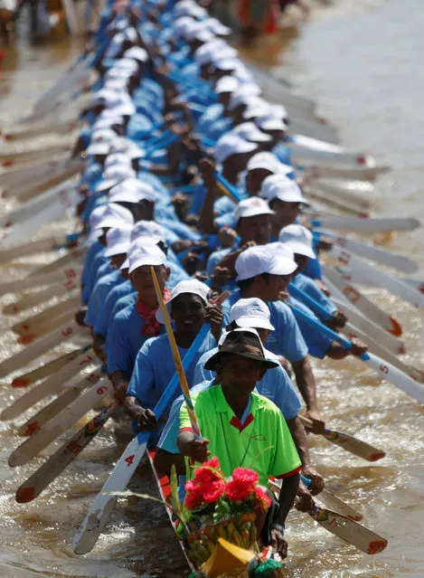 Participants row their boats at the start of a boat race near the Royal Palace during the annual Water Festival on the Tonle Sap river in Phnom Penh, Cambodia November 14, 2016. (Photo by Samrang Pring/Reuters)