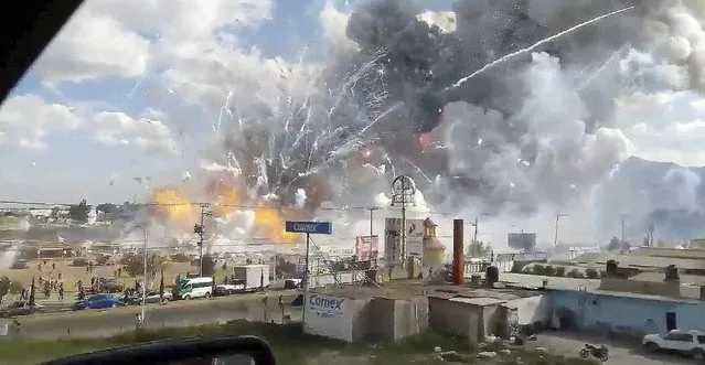 This image made from video recorded from a passing car shows an explosion ripping through the San Pablito fireworks' market in Tultepec, Mexico, Tuesday, December 20, 2016. Sirens wailed and a heavy scent of gunpowder lingered in the air after the afternoon blast at the market, where most of the fireworks stalls were completely leveled. According to the Mexico state prosecutor there are at least 26 dead. (Photo by AP Photo/PTI)