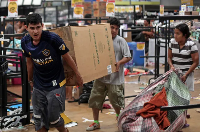 Men carry a refrigerator from a store being ransacked in Veracruz, Mexico, Thursday January 5, 2017. (Photo by Felix Marquez/AP Photo)