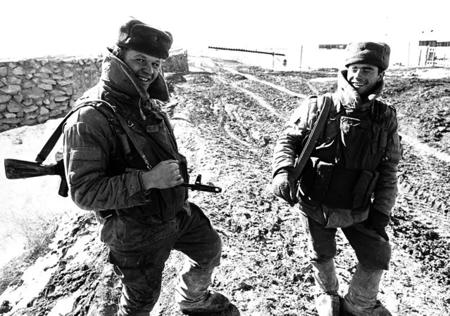 Bundled up against the cold, two Soviet soldiers in Kabul smile after being told that the Soviet newpaper Pravda announced in Moscow that all Soviet troops in Kabul will withdraw, February 1989. (Photo by Richard Ellis/Reuters)