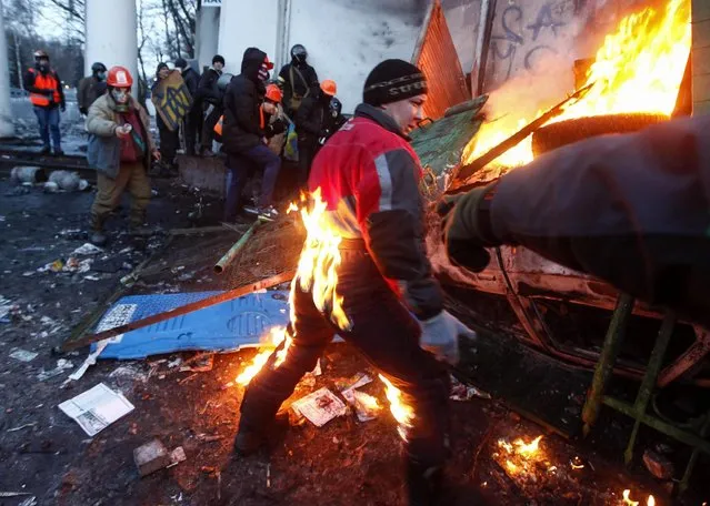 A pro-European integration protester catches fire during clashes with police in Kiev January 20, 2014. Ukrainian President Viktor Yanukovich named a top aide to organize peace talks with the opposition after violent clashes between police and protesters in Kiev, but the opposition warned him on Monday not to play for time. (Photo by Vasily Fedosenko/Reuters)