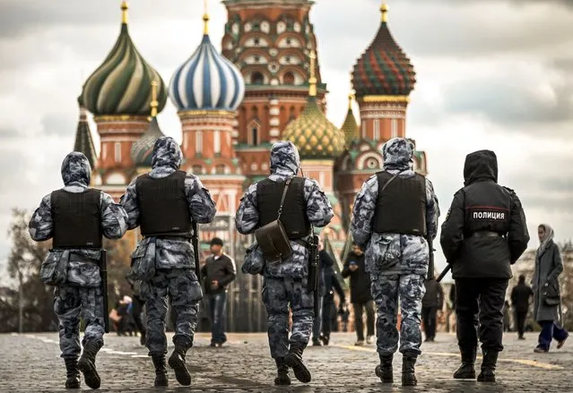 Russian police and National Guard (Rosgvardia) servicemen patrol Red Square in central Moscow on October 20, 2021, amid the crisis linked with the Covid-19 pandemic. Russia said Wednesday 1,028 people died of Covid over the past 24 hours, a new record, as President Vladimir Putin mulls introducing nationwide restrictions to curb the spread of the disease. (Photo by Alexander Nemenov/AFP Photo)
