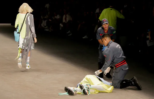 Paramedics are seen near Brazilian model Tales Cotta, 26, after he died on the catwalk during the Sao Paulo Fashion Week, in Sao Paulo, Brazil on April 27, 2019. (Photo by Leco Viana/Reuters)