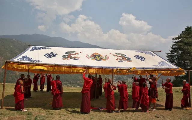 Young monks erect a marquee in preparation for the visit of Britain's Prince William and his wife Catherine, the Duchess of Cambridge, to Changangkha Lhakhang temple in Thimphu, Bhutan, April 13, 2016. (Photo by Cathal McNaughton/Reuters)