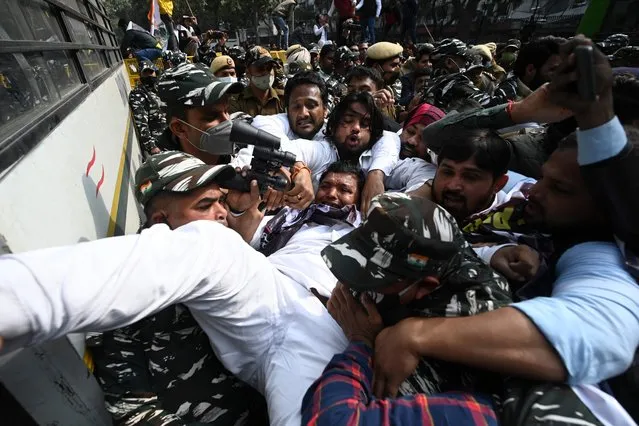 Police personnel detain activists of the India's Youth Congress (IYC) during a protest against alleged surveillance operation using the Israeli-built Pegasus spyware, in New Delhi on February 2, 2022. (Photo by Sajjad Hussain/AFP Photo)