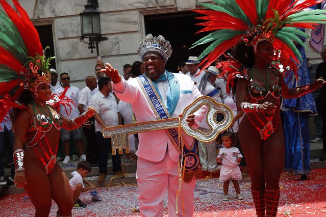 Carnival King Momo, Djferson Mendes da Silva, holds the key to the city during the official start of Carnival in Rio de Janeiro, Brazil, Friday, February 17, 2023. (Photo by Bruna Prado/AP Photo)