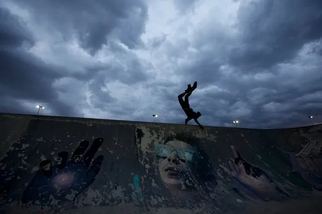 A roller skater performs a trick at a skate park in Ciudad Juarez, Mexico, July 21, 2015. (Photo by Jose Luis Gonzalez/Reuters)