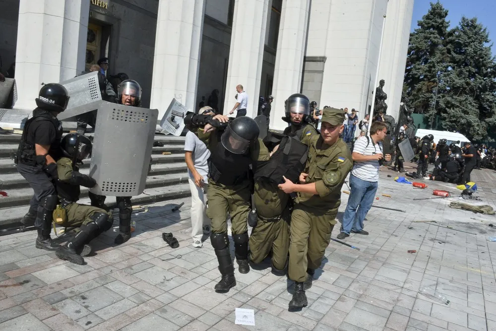 Clashes outside Ukraine Parliament