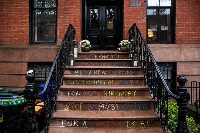 A thank you sign is seen outside a staircase during the outbreak of the coronavirus disease (COVID-19) in the Brooklyn borough of New York City, U.S., April 26, 2020. (Photo by Jeenah Moon/Reuters)