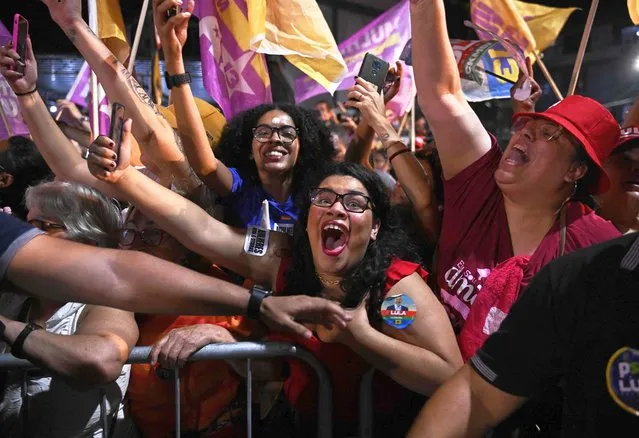 Supporters of Brazilian former President (2003-2010) and presidential candidate for the leftist Workers Party (PT) Luiz Inacio Lula da Silva attend a campaign rally in the Padre Miguel neighbourhood in Rio de Janeiro, Brazil on October 20, 2022. Veteran leftist Luiz Inacio Lula da Silva said he is keeping an eye on poll numbers showing his lead narrowing over far-right incumbent Jair Bolsonaro for Brazil's October 30 presidential runoff, but confident he will win. (Photo by Carl de Souza/AFP Photo)