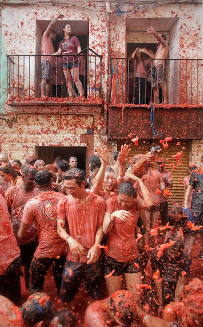 Revellers battle with tomato pulp during the annual “Tomatina” (tomato fight) festival in Bunol near Valencia, Spain, August 31, 2016. (Photo by Heino Kalis/Reuters)