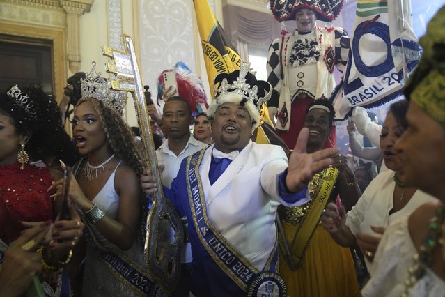Carnival King Momo, Caio Cesar Dutra, holds the keys of the city he received from Mayor Eduardo Paes at a ceremony that officially kicks off Carnival in Rio de Janeiro, Brazil, Friday, February 9, 2024. (Photo by Silvia Izquierdo/AP Photo)