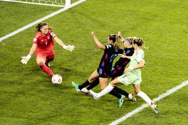 England's Chloe Kelly, second from right, scores past Italy's goalkeeper Laura Giuliani, left, as England's Ella Toone, left, and Italy's Cecilia Salvai, right, close in during the Women's Euro 2025 semifinals soccer match between England and Italy at Stade de Geneve in Geneva, Switzerland, Tuesday, July 22, 2025. (Photo nu Salvatore Di Nolfi/Keystone via AP Photo)