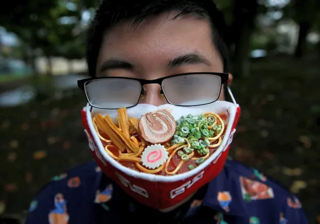 Japanese designer Takahiro Shibata's glasses fog up as he wears a protective mask that looks like a steaming bowl of ramen noodle soup while posing for a photo at a park, following the coronavirus disease (COVID-19) outbreak in Yokohama, Japan on September 23, 2020. (Photo by Kim Kyung-Hoon/Reuters)