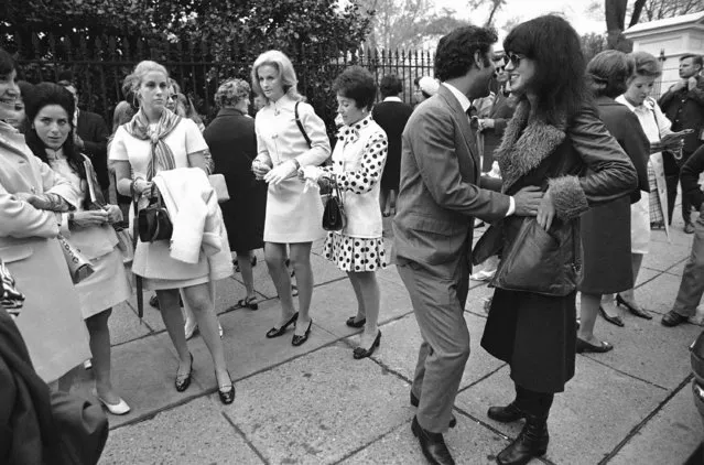 Yippie leader Abbie Hoffman and rock singer Grace Slick, stand outside the White House fence after they were turned away from a ladies' tea for Finch College Alumnae which Tricia Nixon was hosting in Washington, April 25, 1970. Hoffman was to be Miss Slick's “bodyguard” but not being a Finch alumna neither of them were able to chat with the president's daughter. (Photo by AP Photo)