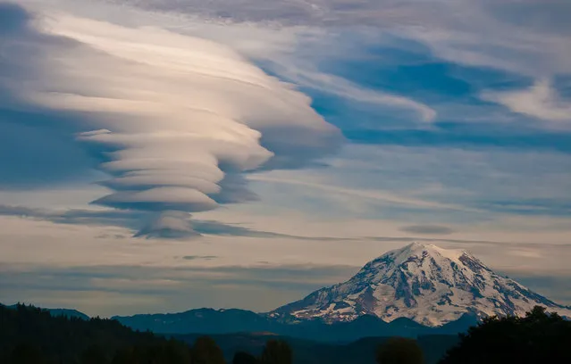 “Lenticular over Mt Rainer”. The wonder of the weather. Location: Orting, Washington. (Photo and caption by Rolland Hartstrom/National Geographic Traveler Photo Contest)