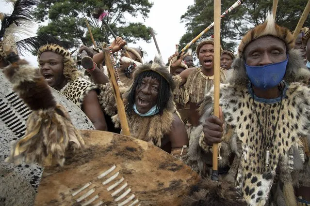 Amabutho (Zulu regiments) make their way to the mortuary to receive the body of King Goodwill Zwelithini from in Nongoma, KwaZulu Natal on March 17, 2021. (Photo by Phill Magakoe/AFP Photo)