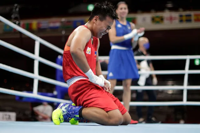 Philippines' Nesthy Petecio celebrates after winning against Italy's Irma Testa after their women's feather (54-57kg) semi-final boxing match during the Tokyo 2020 Olympic Games at the Kokugikan Arena in Tokyo on July 31, 2021. (Photo by Ueslei Marcelino/Pool via AFP Photo)