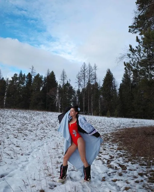 American actress Zooey Deutch in the last decade of December  2023 braves the cold in a swimsuit. (Photo by Zoeydeutch/Instagram)