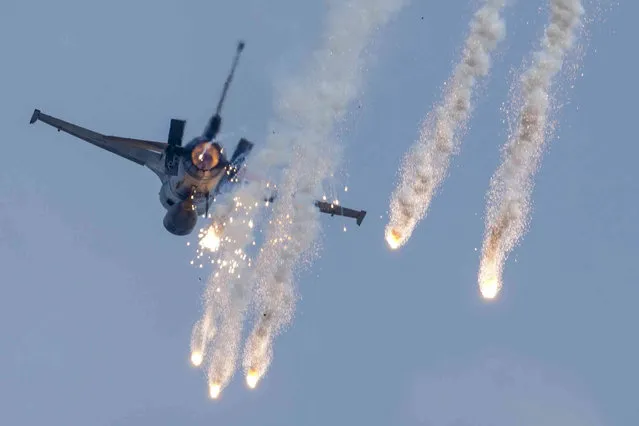 An Indonesian fighter jet releases flares during the air show marking the 78th anniversary of the Indonesian Armed Forces in Jakarta, Indonesia, Thursday, October 5, 2023. (Photo by Tatan Syuflana/AP Photo)