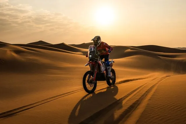 Bas World KTM Racing Team's South-African biker Bradley Cox competes during Stage 2 of the Dakar Rally 2024, between Al Henakiyah and Al Duwadimi, Saudi Arabia, on January 7, 2024. (Photo by Patrick Hertzog/AFP Photo)