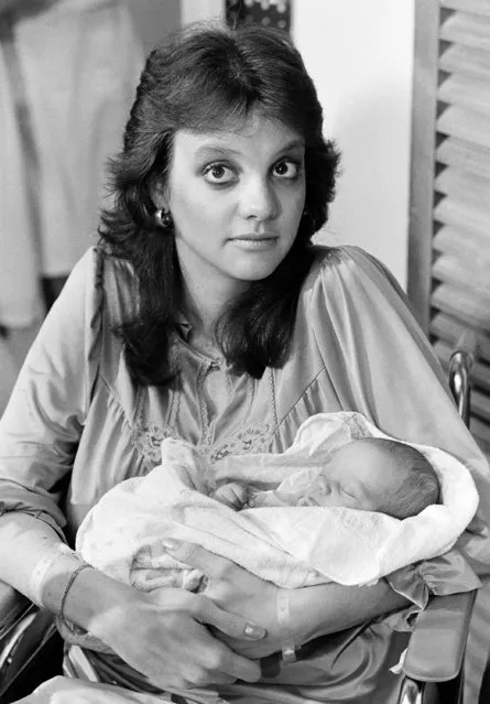 Betsy Sneith, age 23, is seen with her five-day-old daughter Sierra Jamieson Sneith during press conference in San Diego, September 21, 1984. According to doctors, Sneith is the first heart transplant recipient to give birth. Sneith received the heart of a 23-year-old male in a transplant operation four years ago. (Photo by Greg Vojtko/AP Photo)