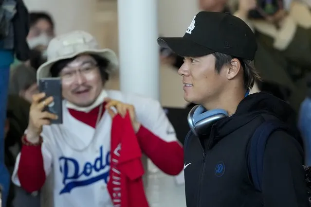 A supporter, left, wears a Los Angeles Dodgers jersey as pitcher Yoshinobu Yamamoto walks by during the baseball team's arrival at Incheon International Airport, Friday, March 15, 2024, in Incheon, South Korea, ahead of the team's baseball series against the San Diego Padres. (Photo by Lee Jin-man/AP Photo)