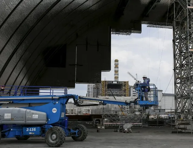 A general view shows the construction of the New Safe Confinement (NSC) structure at the site of the Chernobyl nuclear reactor, Ukraine, April 22, 2016. (Photo by Gleb Garanich/Reuters)