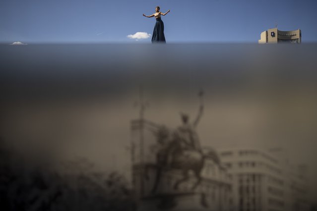 An artist of the French RoZeo theater company performs during the B-FIT in the Street international festival in Bucharest, Romania, Friday, June 30, 2023. The street theater festival will take place over the next three days in the Romanian capital. (Photo by Vadim Ghirda/AP Photo)