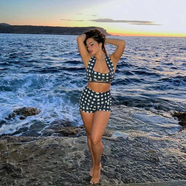 American social media personality Addison Rae warns fans in the last decade of May 2022 to wear SPF while posing on the beach. (Photo by addisonraee/Instagram)