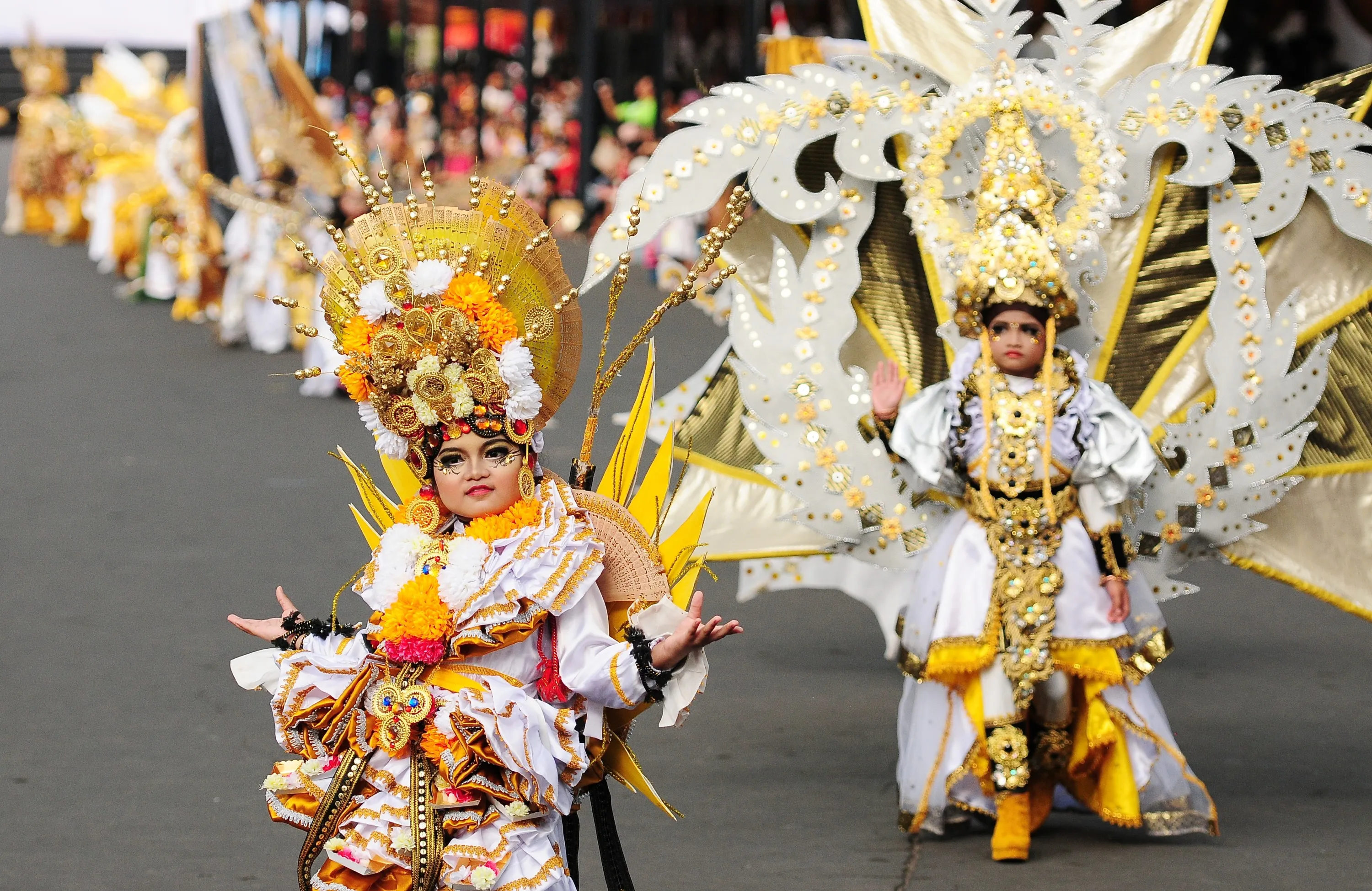 Карнавал в полный рост. Индонезия карнавал. Карнавал Карафуру Индонезия. Карнавал мод Jember. Карнавал в Тайланде.