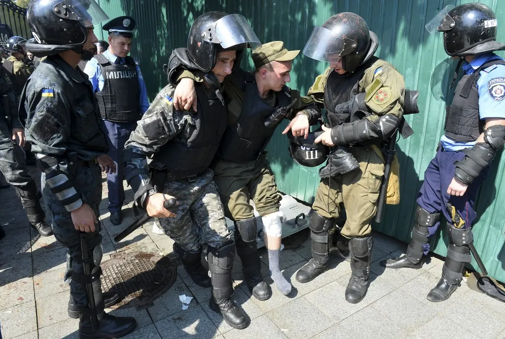 Clashes outside Ukraine Parliament