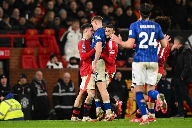 Manchester United's Uruguayan midfielder #25 Manuel Ugarte (L) and Ipswich Town's English midfielder #19 Liam Delap (2nd L) argue during the English Premier League football match between Manchester United and Ipswich Town at Old Trafford in Manchester, north west England, on February 26, 2025. (Photo by Oli Scarff/AFP Photo)