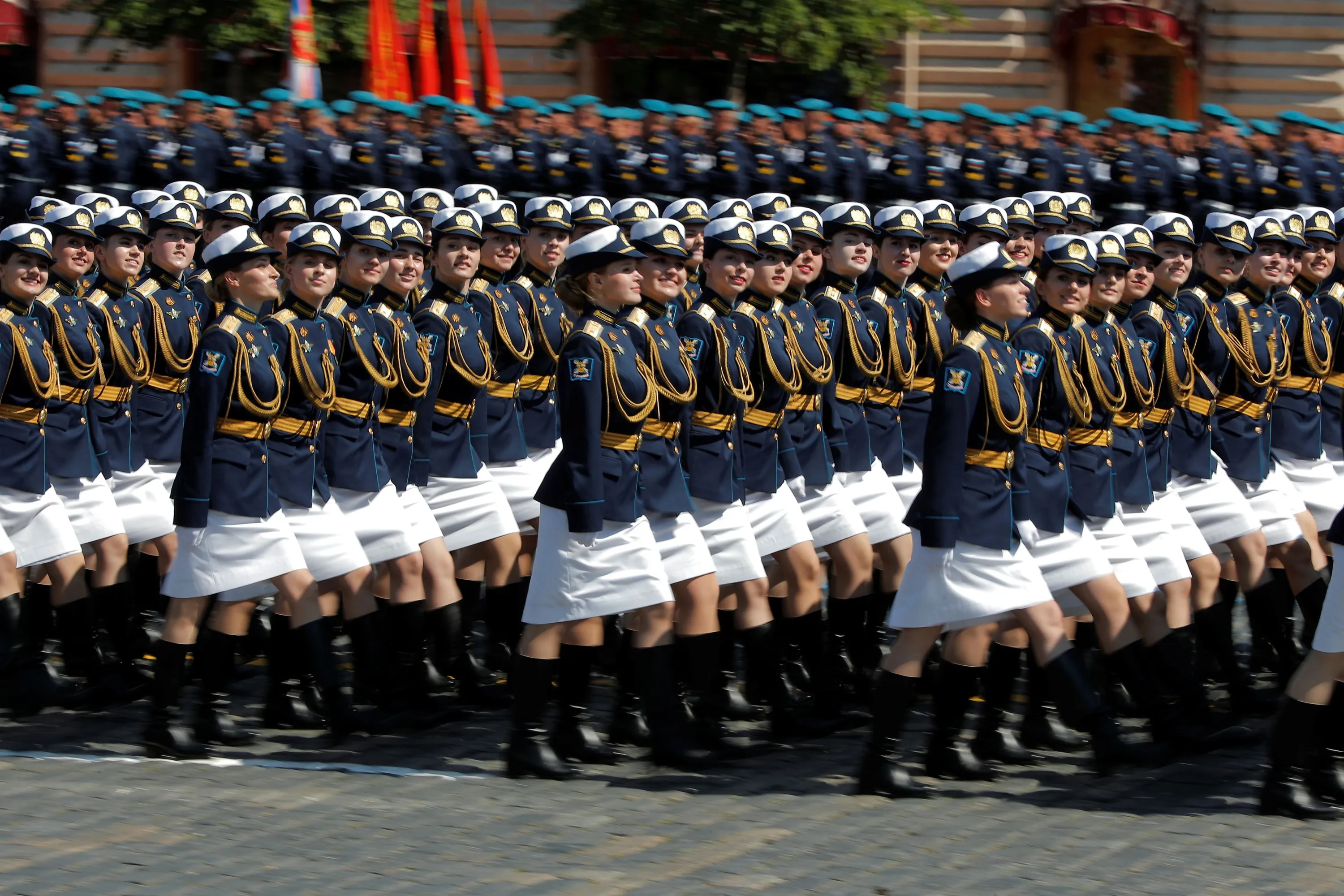 Плохой парад. Военный парад. Женщины на параде. Девушки военные на параде. Девушки на параде Победы.