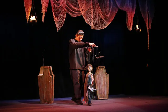 Puppeteers control marionettes during a performance at the Bob Baker Marionette Theater in Los Angeles, California October 17, 2014. (Photo by Lucy Nicholson/Reuters)