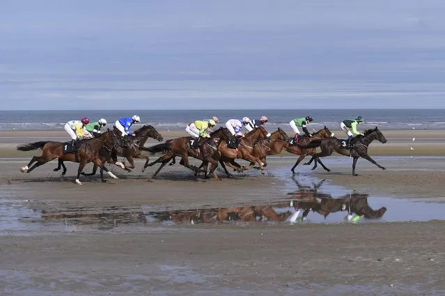 Runners and riders compete during the fourth race at the annual meet in Laytown, Ireland September 13, 2016. (Photo by Clodagh Kilcoyne/Reuters)
