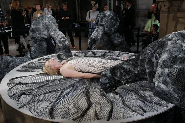 Actress Gwendoline Christie presents a creation by designer Iris van Herpen as part of her Spring/Summer 2016 women's ready-to-wear fashion show in Paris, France, October 6, 2015. (Photo by Benoit Tessier/Reuters)