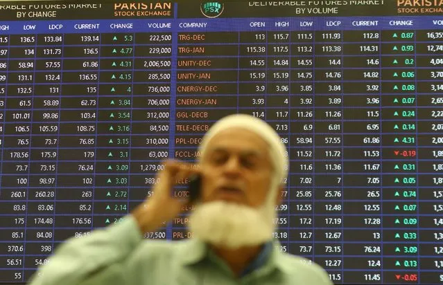 A Pakistani stockbroker monitors the latest share prices during a trading session at the Pakistan Stock Exchange (PSX) in Karachi, Pakistan, 26 December 2022. Benchmark PSE-100-Index was down 39,669.20 close at 40,367.43 points, as former Prime Minister Imran Khan assert dissolving of provincial assemblies of Punjab and KPK. (Photo by Shahzaib Akber/EPA/EFE)