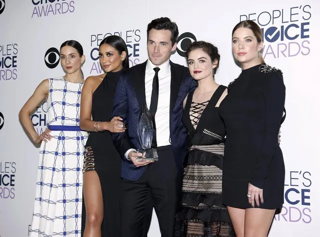 The cast of "Pretty Little Liars" poses backstage with their award for Favorite Cable TV Drama during the People's Choice Awards 2016 in Los Angeles, California January 6, 2016. (Photo by Danny Moloshok/Reuters)