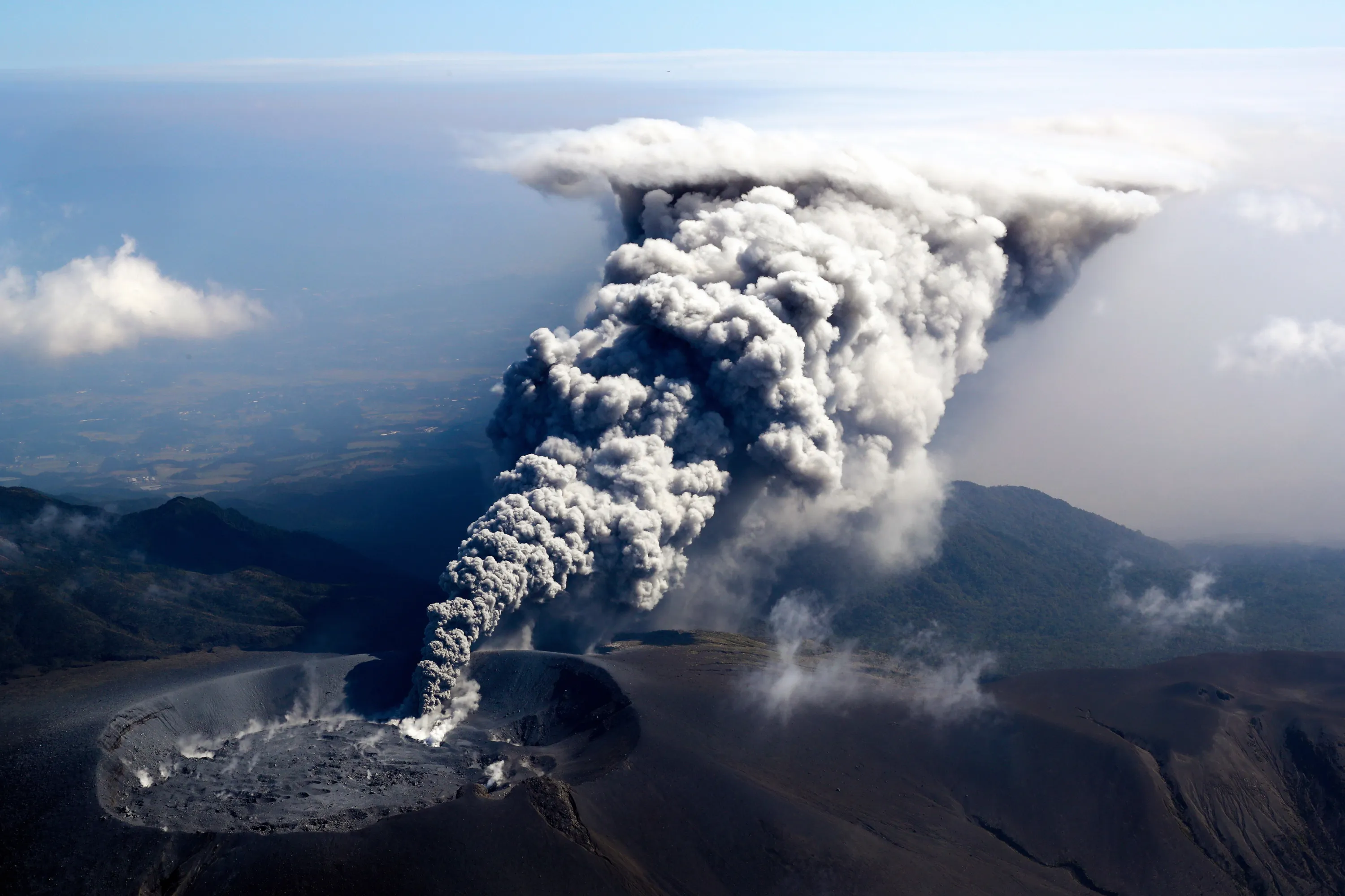 Действующий вулкан в Японии