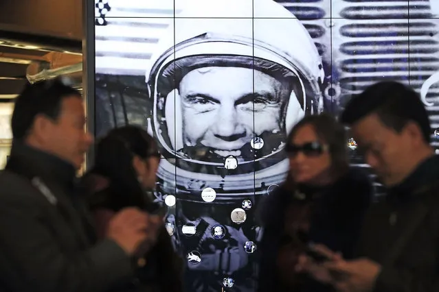 Tourist gather near a tribute to former Astronaut and US Senator John Glenn, at the National Air and Space Museum, December 9, 2016 in Washington, DC. Glenn, who passed away yesterday December 8, was the first American to orbit the earth, then went on to serve 24 years as a US Senator for the state of Ohio. (Photo by Mark Wilson/AFP Photo)