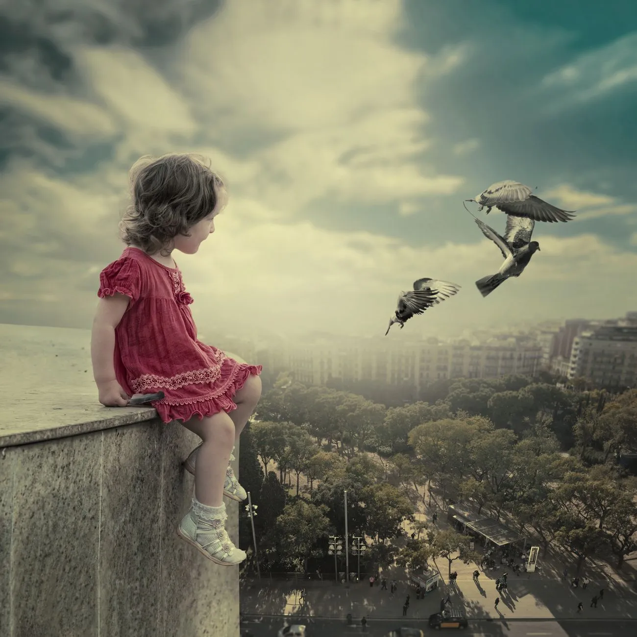 В детстве была мечта и мир. Карас Йонут. Фотограф Карас Йонут. Девочка летает. Одинокий ребенок.