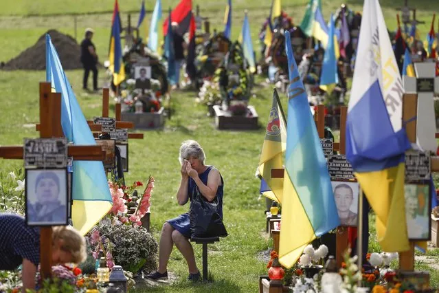 Dignitaries and family's attend a ceremony for the fallen soldiers of Ukraine on the Field of Mars on August 24, 2022 in Lviv, Ukraine. August 24 marks six months since the start of Russia's large-scale invasion of Ukraine, which also celebrates its 1991 independence from the Soviet Union today. (Photo by Jeff J. Mitchell/Getty Images)