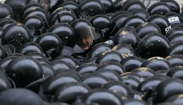 Riot police stand guard during a rally held by supporters of EU integration in Kiev, December 1, 2013. (Photo by Gleb Garanich/Reuters)
