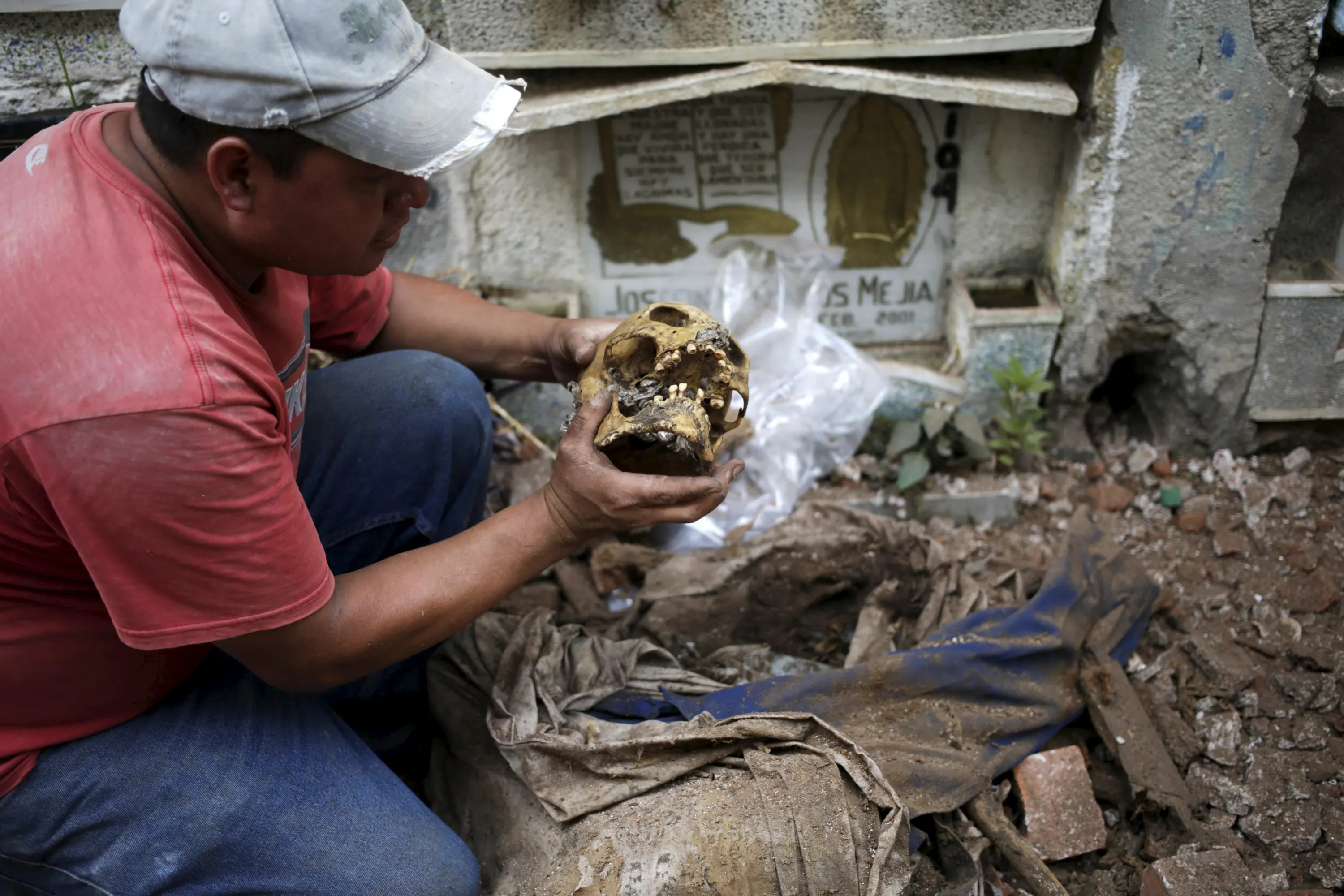 Проведение эксгумации. Чистильщики могил в Гватемале.