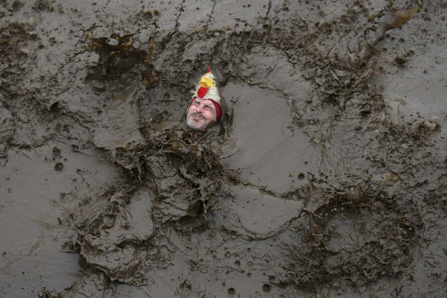 A competitor goes into a muddy pool as he takes part in the “Tough Guy” adventure race near Wolverhampton, central England, on January 29, 2017. (Photo by Oli Scarff/AFP Photo)