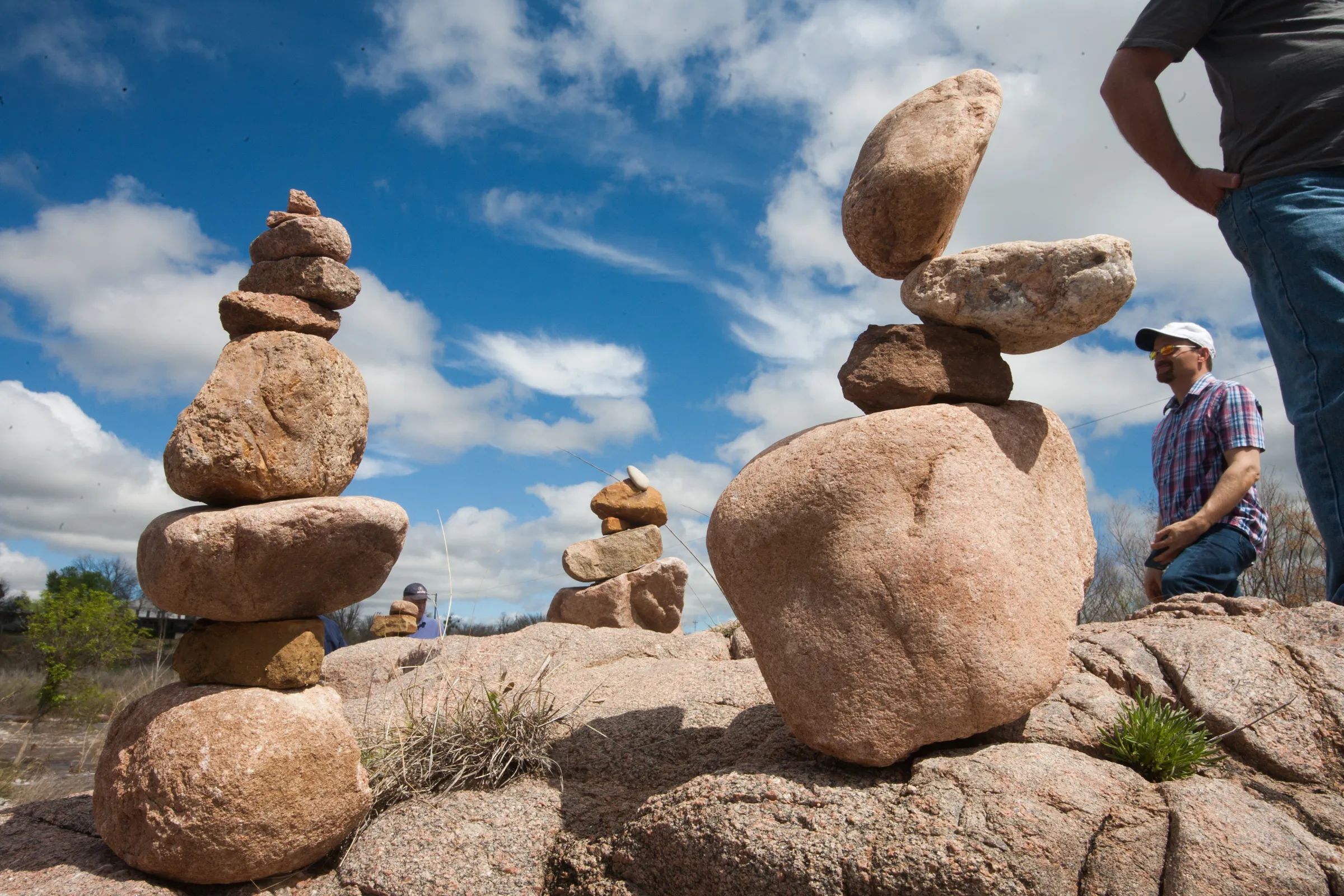 Идеальное равновесие это. Необычные камни. Необычные булыжники. Балансирующие камни. Сказочный камень.